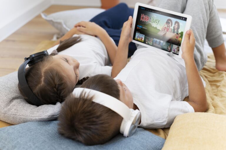 medium-shot-kids-with-tablet