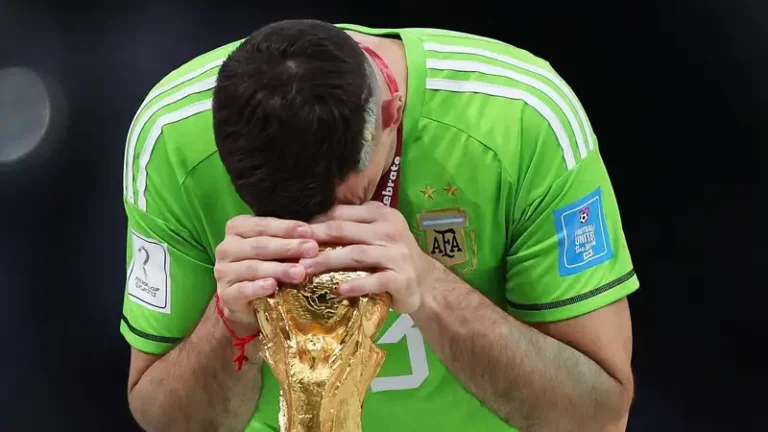 dibu-martinez-gestos-argentina-campeon-del-mundo-jpg