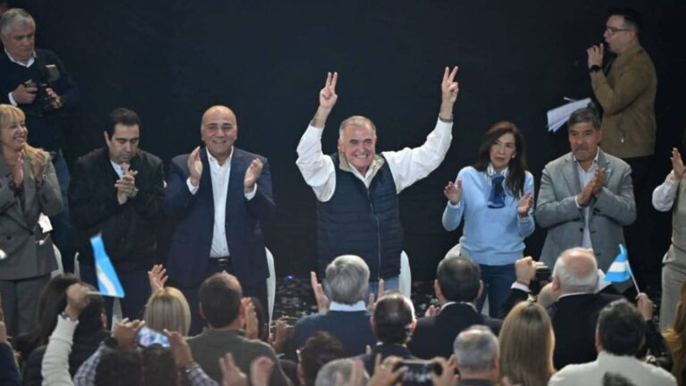 el-gobernador-de-tucuman-osvaldo-jaldo-al-lado-del-senador-juan-manzur-durante-el-acto-de-lanzamiento-de-su-candidatura-a-diputado-nacional-2080073