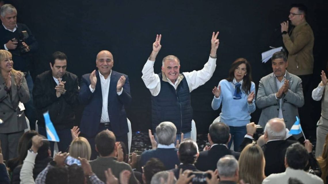 el-gobernador-de-tucuman-osvaldo-jaldo-al-lado-del-senador-juan-manzur-durante-el-acto-de-lanzamiento-de-su-candidatura-a-diputado-nacional-2080073
