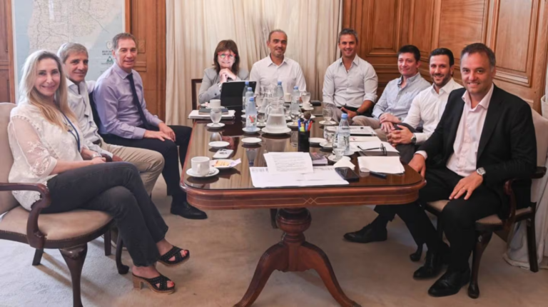 el-gobierno-convoco-para-este-martes-a-las-11-a-una-nueva-reunion-de-la-mesa-politica-en-la-casa-ros