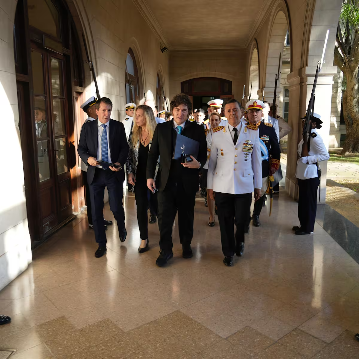 milei-junto-a-su-hermana-karina-y-el-ministro-de-WYKN557ODZER5IEFP7PJIAXU74