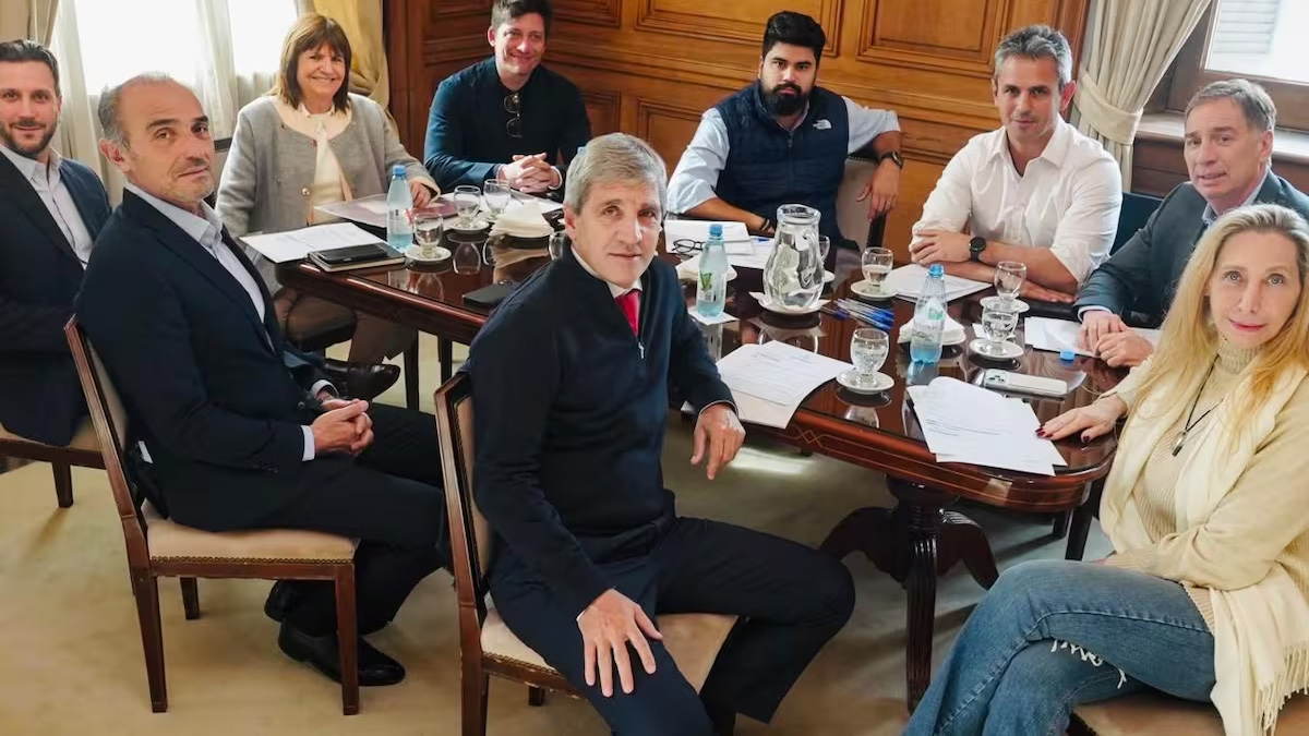 KARINAMILEIREUNIOALAMESAPOLITICAPARAREORDENARLAAGENDALEGISLATIVA