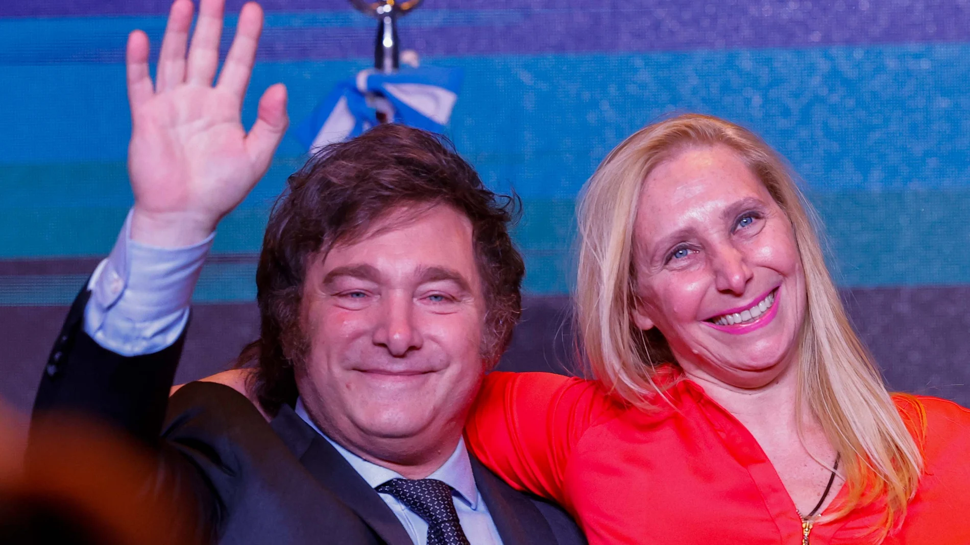 presidente-electo-argentina-javier-milei-celebra-junto-hermana-jefa-campana-karina-milei-conocer-resultados-que-dieron-como-ganador-balotaje_98