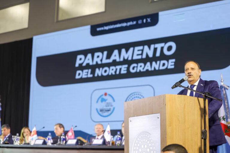 el-gobernador-ricardo-quintela-fue-el-anfitrion-de-la-reunion-del-parlamento-del-norte-grande-de-este-jueves-foto-gobierno-de-la-rioja-CU442AP7TRHP7PO4LNEA6XESFA