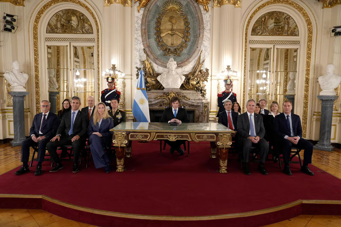 javier-milei-volvera-a-reunir-a-su-gabinete-el-dia-en-que-enviara-la-ley-de-defensa-de-la-soberania-nacional-al-congreso-foto-presidencia-J5DRSP6UOJBXDIALAVGZCKBEEY