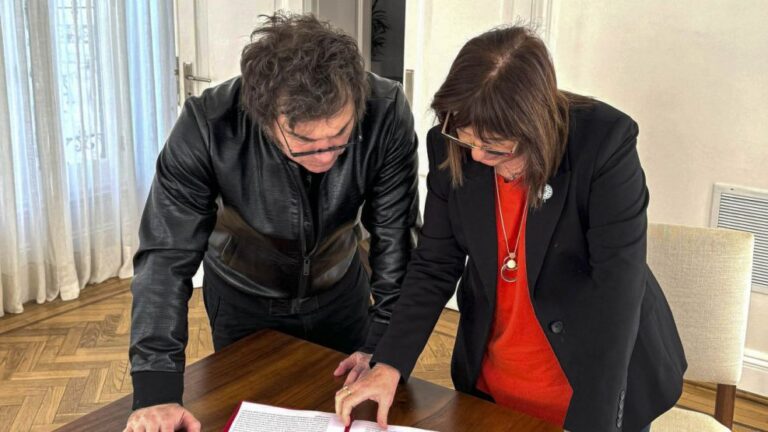 patricia-bullrich-y-javier-milei-1986903