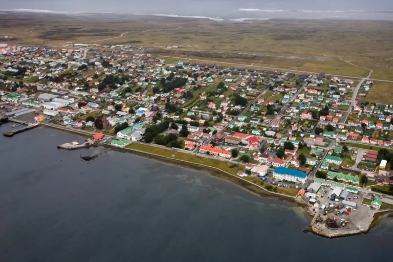 Vista-aerea-de-Stanley-la-capital-de-las-Islas-Malvinas-Islas-Malvinas.-Ubicado-en-la-isla-de-East-Falkland-esta-orientado-al-norte-en-una-de-las-partes-mas-humedas-de-las-islas.jpg